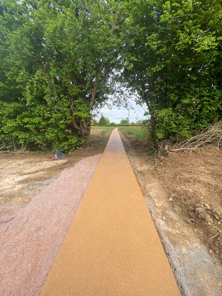 Allée en béton drainant, béton drainant, béton perméable, aménagement extérieurs, sol béton  