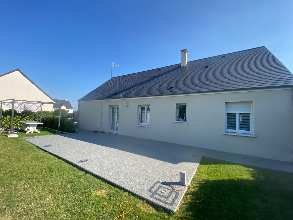 Moquette de pierre perméable favorisant l'évacuation naturelle des eaux pluviales pour des espaces extérieurs toujours secs et sûrs, proposée par ADN-SOL